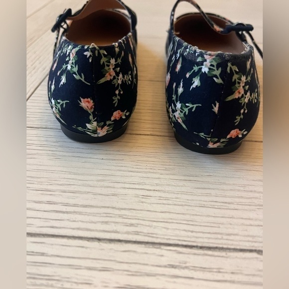 Journee new w/out tags, navy, floral, pointy toed‎ flats, Mary Jane style. 7.5 - Picture 5 of 5